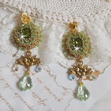 BO Garden Party bestickt mit grünen Vintage-Cabochons, Swarovski-Kristallen, Perlmuttperlen und Miyuki-Rocailles